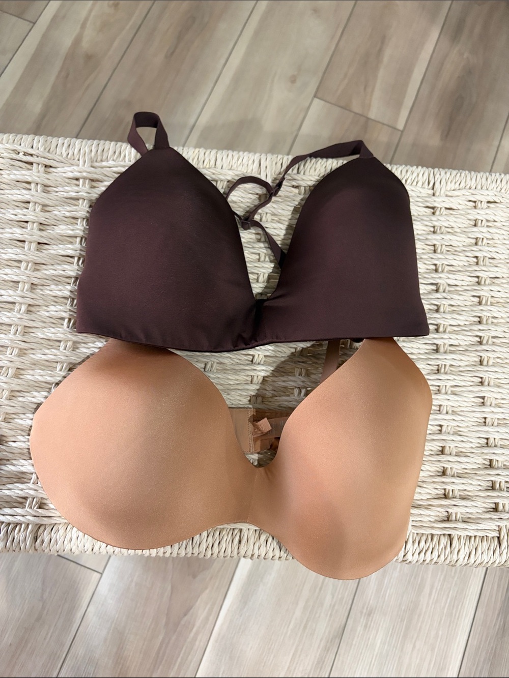 SKIMS Seamless 2-pack bras Chocolate and Nude - Picture 1 of 5